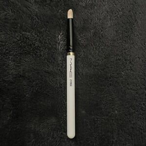 MAC 219se Synthetic Pencil Brush w/white handle.
